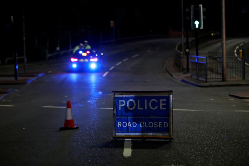 &copy; Reuters. Un cartel de la policía se observa en el sitio de apuñalamientos reportados en Reading