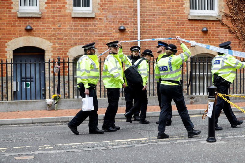 &copy; Reuters. La policia cruza el cordón policial en la escena donde han ocurrido múltiples apuñalamientos en Reading, Reino Unido