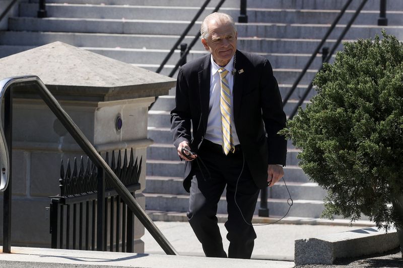 &copy; Reuters. White House Trade Adviser Navarro walks out for a television interview about the Trump administration’s coronavirus response, at the White House in Washington