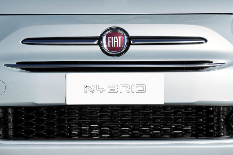&copy; Reuters. Foto de archivo del logo de Fiat en en nuevo Fiat 500 híbrido en un evento en Bologna, Italia