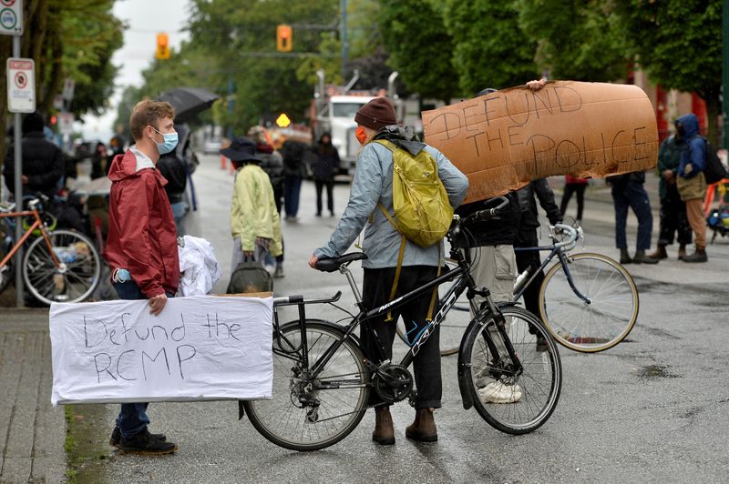 &copy; Reuters. FILE PHOTO: Supporters of Black Lives Matter maintain a roadblock in Vancouver