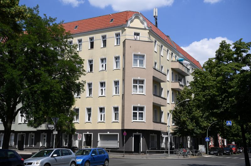 © Reuters. Vista general de un bloque de apartamentos en cuarentena en el distrito berlinés de Berlín-Neukoelln