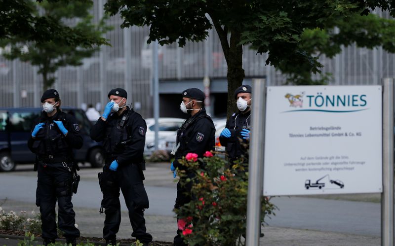 &copy; Reuters. Policías fuera de la principal planta procesadora de carne de Toennies que tuvo que ser cerrada debido a un brote de COVID-19, la enfermedad causada por el coronavirus, entre sus empleados, en Rheda-Wiedenbrueck