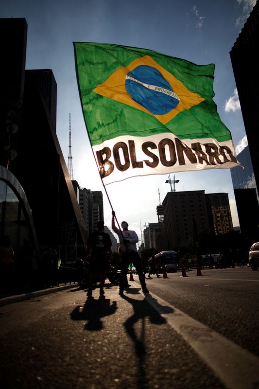 &copy; Reuters. Un hombre ondea una bandera durante una manifestación en apoyo del presidente brasileño Jair Bolsonaro en Sao Paulo