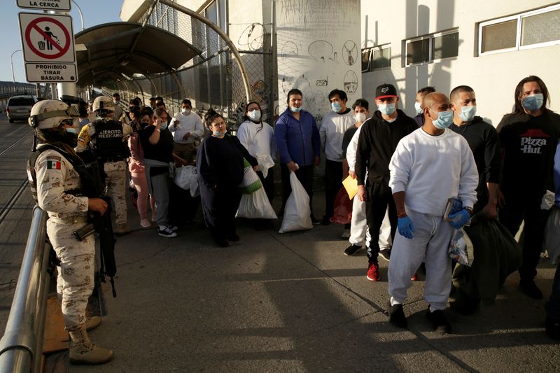 &copy; Reuters. Foto de archivo. Inmigrantes mexicanos esperan fuera de un edificio del Instituto Nacional de Migración tras ser deportados desde Estados Unidos, en Ciudad Juárez