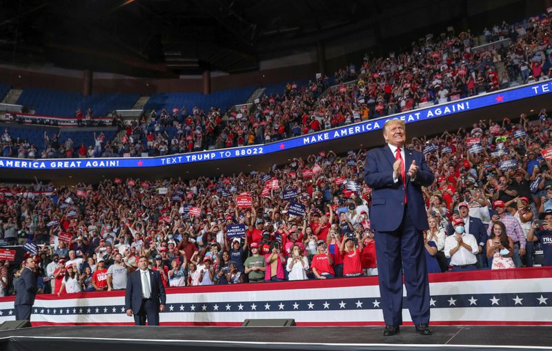 &copy; Reuters. Foto del sábado del presidente de EEUU, Donald Trump, durante un acto de campaña en Tulsa, Oklahoma