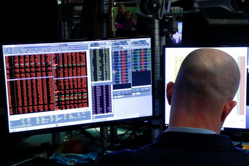 &copy; Reuters. FILE PHOTO: Traders work on the floor of the New York Stock Exchange (NYSE) in New York