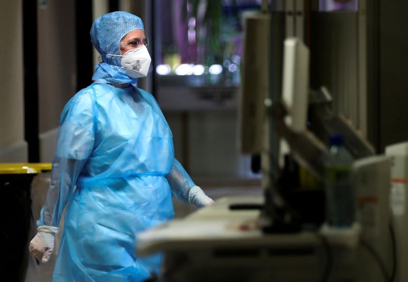 &copy; Reuters. FILE PHOTO: A nurse is seen in the coronavirus disease (COVID-19) unit at the CHR Centre Hospitalier Regional de la Citadelle Hospital in Liege