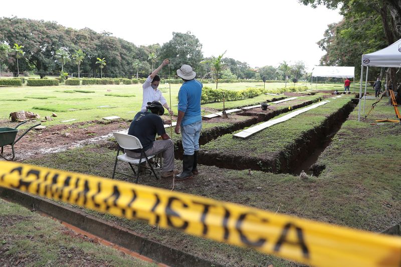 &copy; Reuters. En la imagen, trabajadores exhuman cuerpos en un cementerio privado en Ciudad de Panamá en busca de víctimas durante la invasión de Estados Unidos a la nación centroamericana 30 años atrás