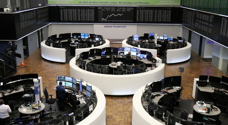 &copy; Reuters. Imagen de archivo del operadores trabajando en la bolsa de valores de Fráncfort, Alemania