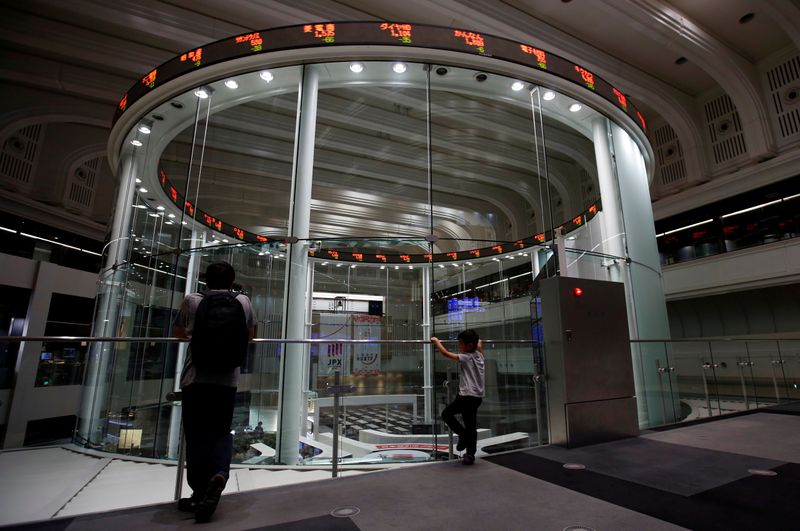 &copy; Reuters. Dei visitatori all&apos;interno della sede della Borsa di Tokyo