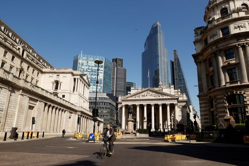 &copy; Reuters. FILE PHOTO: The coronavirus disease (COVID-19) spread in London