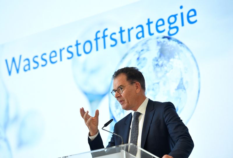 &copy; Reuters. FILE PHOTO: News conference to present the German government&apos;s hydrogen strategy, in Berlin