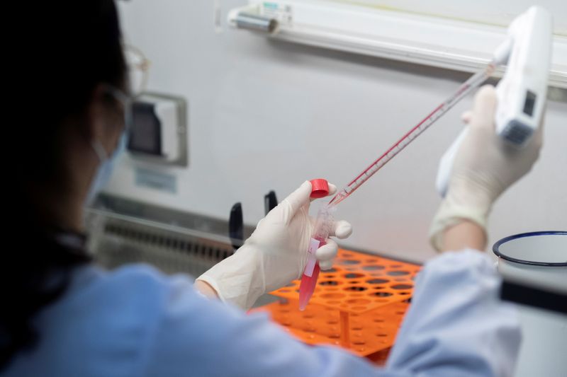 &copy; Reuters. Funcionária trabalha em laboratório durante pesquisa sobre o novo coronavírus em Pequim