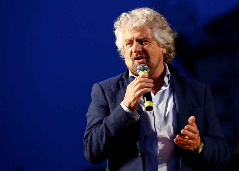 &copy; Reuters. Beppe Grillo, fondatore del Movimento 5 stelle durante una manifestazione a favore del &quot;No&quot; al referendum costituzionale a Roma