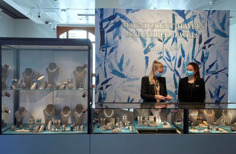 &copy; Reuters. Sotheby&apos;s staff attend a buyers&apos; preview before the resuming of live jewellery auctions after the coronavirus lockdown in Geneva