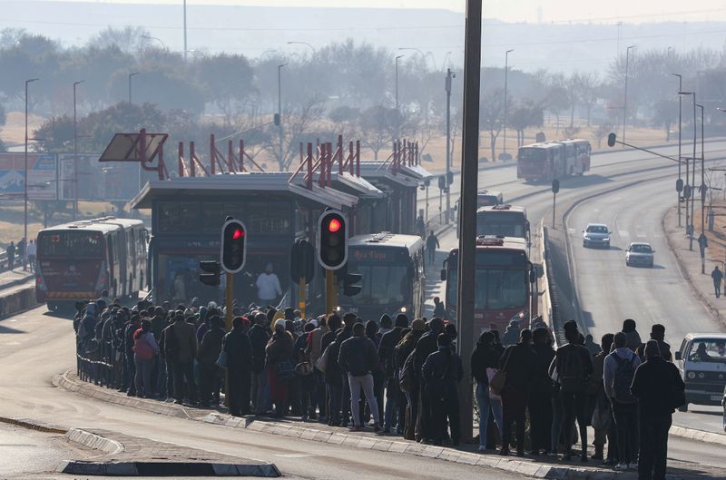 &copy; Reuters. Un grupo de personas em Soweto