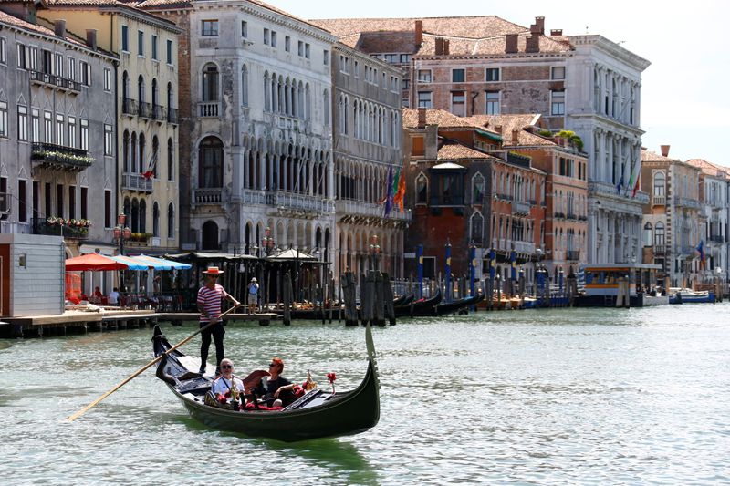&copy; Reuters. Turistas passeiam em gôndola em Veneza