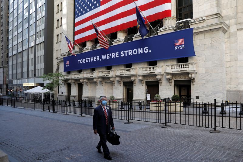 &copy; Reuters. Un operatore della borsa di New York cammina davanti l&apos;ingresso