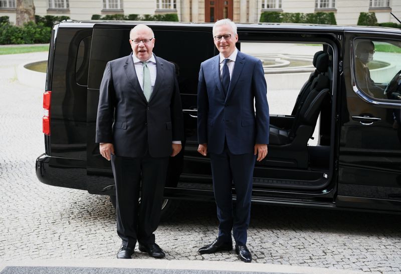 &copy; Reuters. German Economy Minister Peter Altmaier and his French counterpart Bruno Le Maire arrive for a bilateral meeting in Berlin