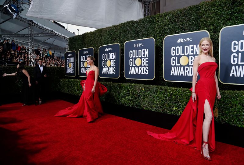 &copy; Reuters. Atrizes Scarlett Johansson e Nicole Kidman no tapete vermelho do Globo de Ouro