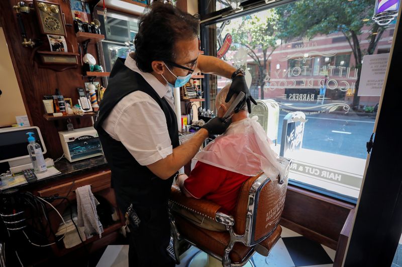 &copy; Reuters. Foto del lunes de un hombre en la barbería Little Tony &amp; Igor Be Good Barber Shop en Manhattan