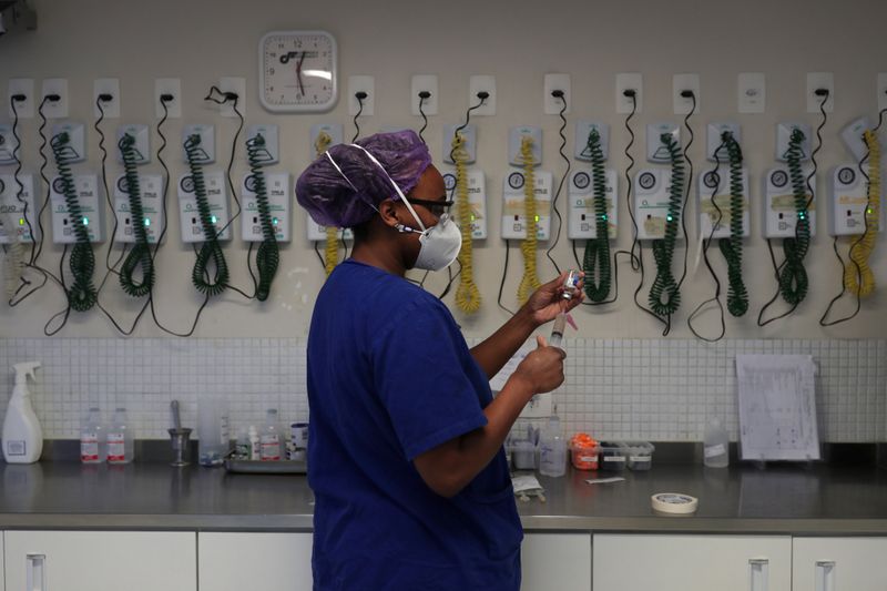 &copy; Reuters. FILE PHOTO:  Outbreak of the coronavirus disease (COVID-19), in Sao Paulo