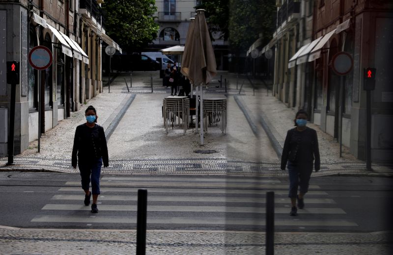 &copy; Reuters. RETOUR DES RESTRICTIONS DANS CERTAINS QUARTIERS DE LISBONNE