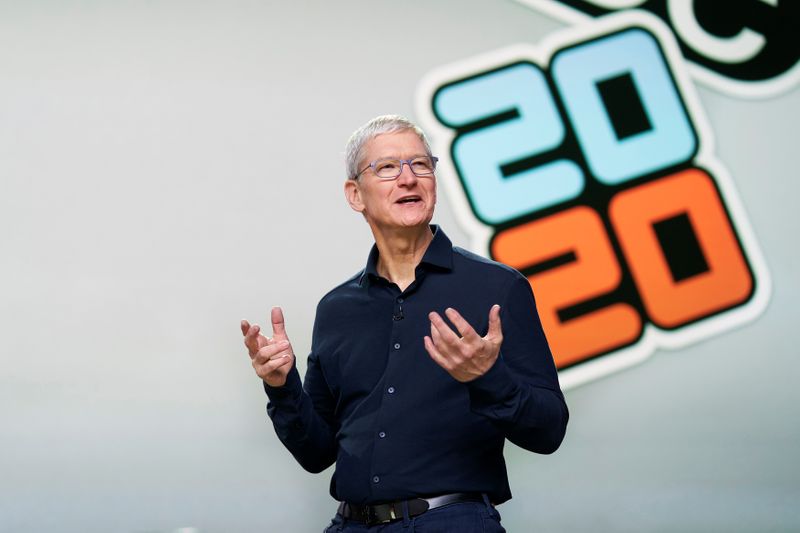 &copy; Reuters. El CEO de Apple, Tim Cook, pronuncia el discurso de apertura durante la Conferencia Mundial de Desarrolladores de Apple 2020 (WWDC) en el teatro Steve Jobs en Cupertino, California, EEUU.