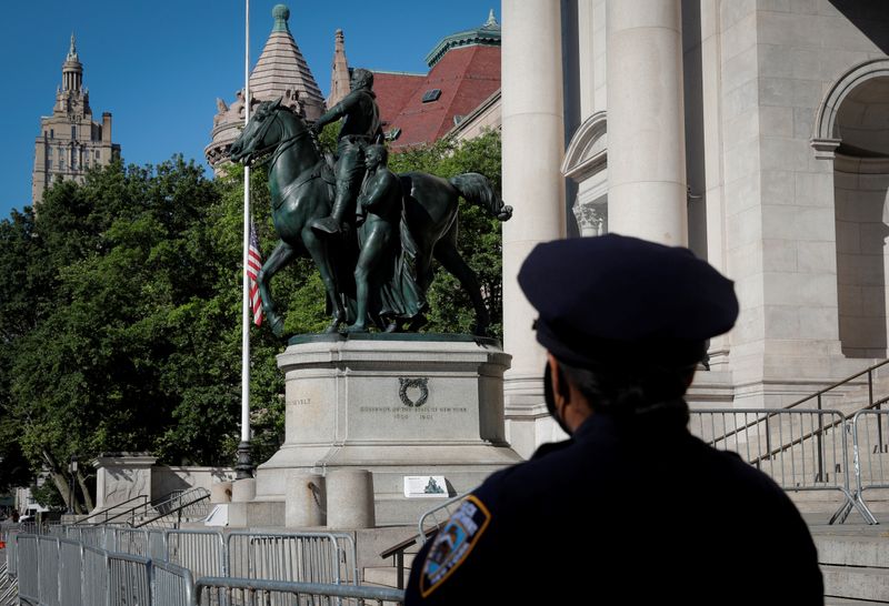 © Reuters. Statue of Theodore Roosevelt outside American Museum of Natural History in New York to be removed amid anti-racism protests across United States