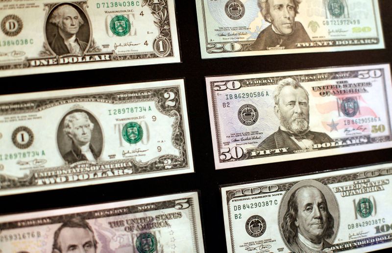 © Reuters. United States dollar banknotes are seen at the Museum of American Finance in New York