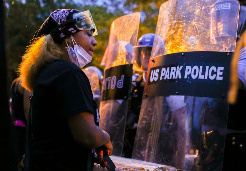 © Reuters. Protestors and police face off by the White House after clashes between police and protestors attempting to pull down statue of U.S. President Andrew Jackson in Washington