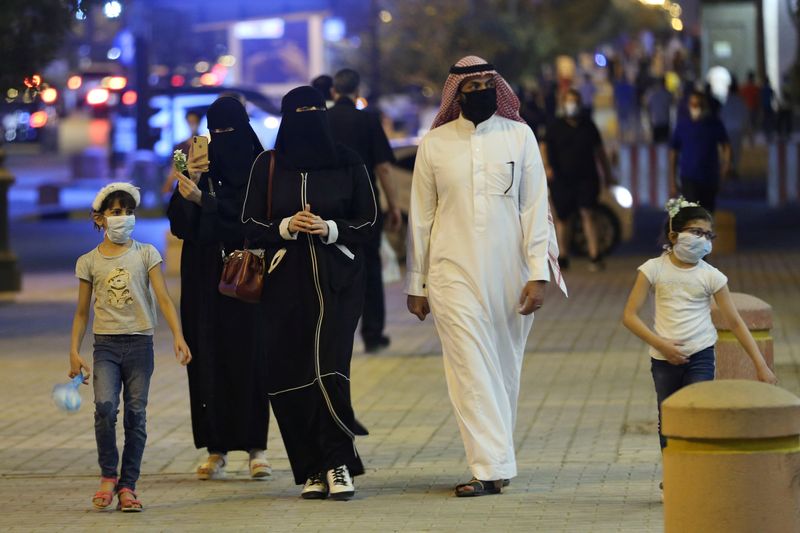 © Reuters. サウジで3カ月ぶりに外出禁止令が全面解除、涼夜の外出楽しむ