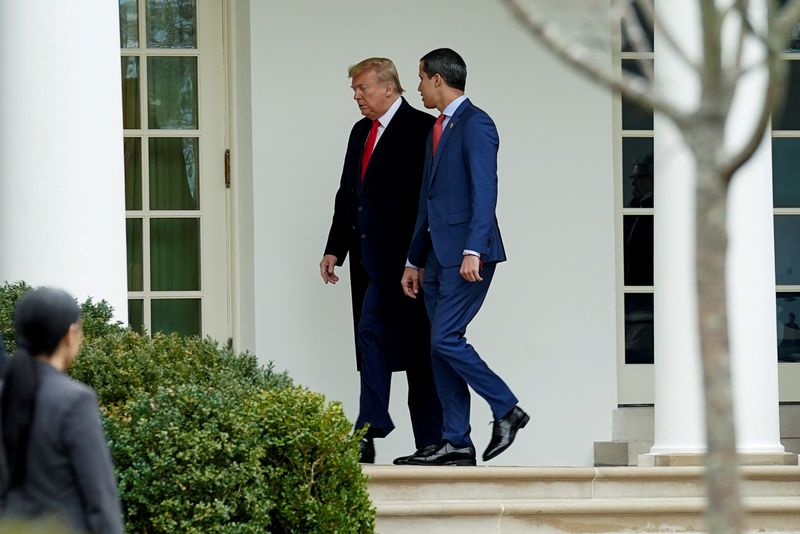 &copy; Reuters. FOTO DE ARCHIVO: El presidente de Estados Unidos, Donald Trump, y el líder opositor de Venezuela, Juan Guaidó en Washington D.C.