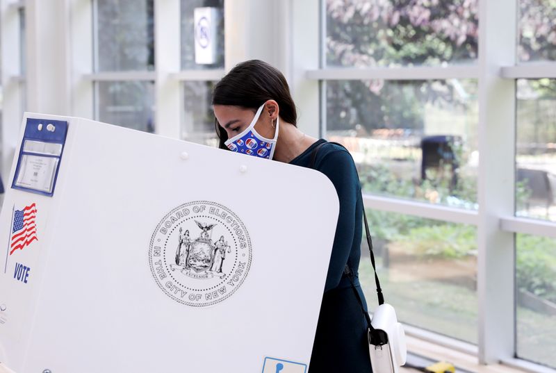 &copy; Reuters. FILE PHOTO: U.S. Rep. AOC votes early in Democratic congressional primary election in New York City