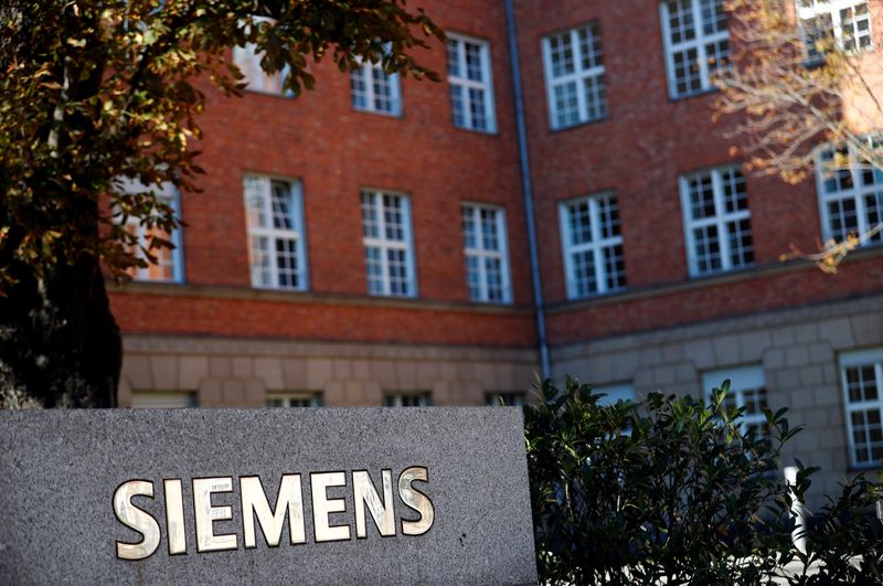 &copy; Reuters. The Siemens logo is seen near a building in Siemensstadt in Berlin