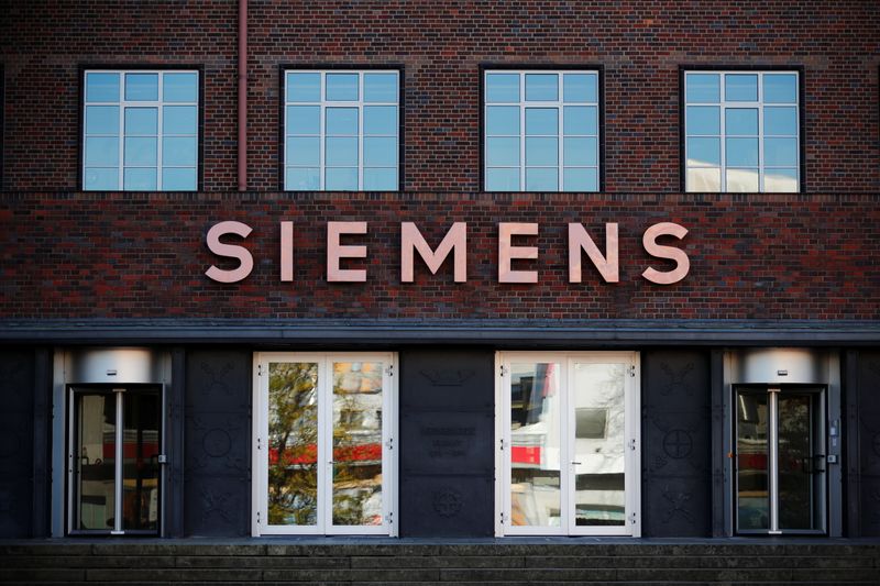 &copy; Reuters. The Siemens logo is seen on a building in Siemensstadt in Berlin