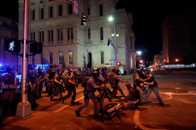 &copy; Reuters. FILE PHOTO: Protests in Louisville following the death of Breonna Taylor