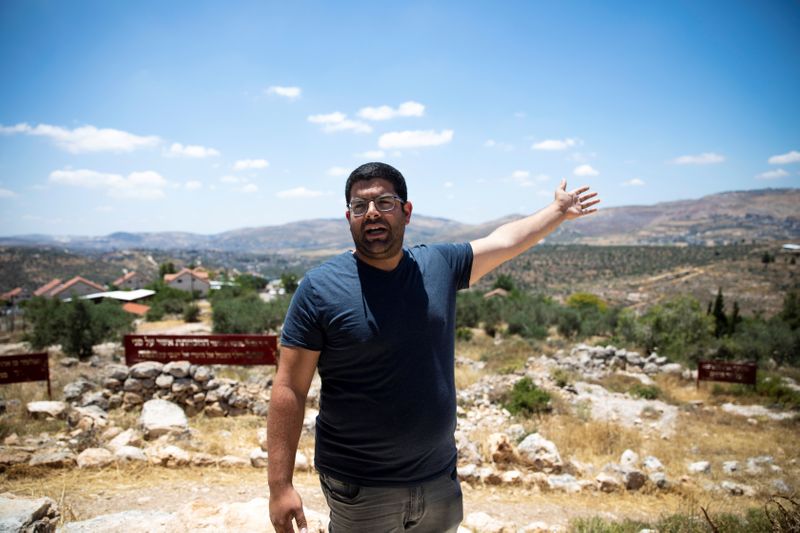 &copy; Reuters. Hananel Elkayam, mayor of Itamar, gestures during his interview with Reuters in Itamar a Jewish settlement near Nablus in the Israeli-occupied West Bank