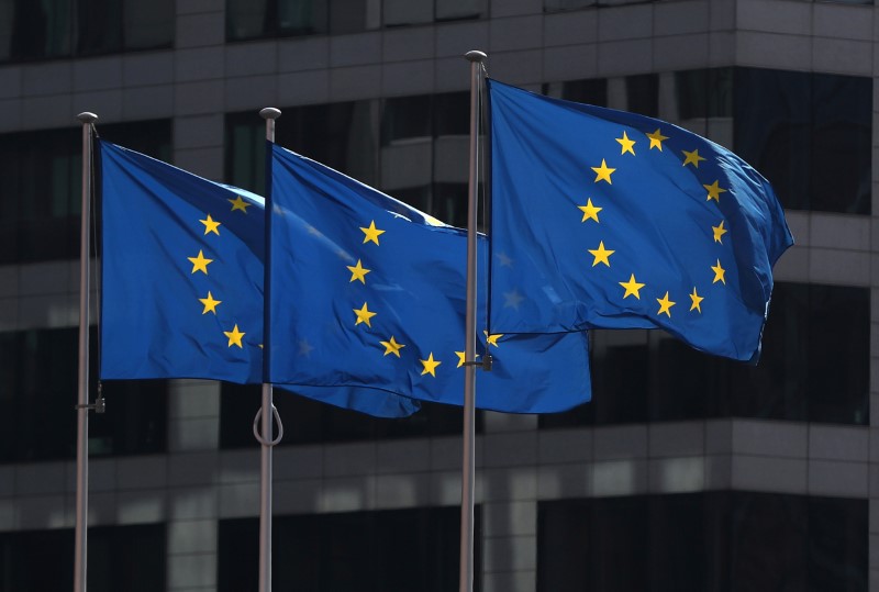 © Reuters. FOTO DE ARCHIVO: Tres banderas de la Unión Europea en Bruselas