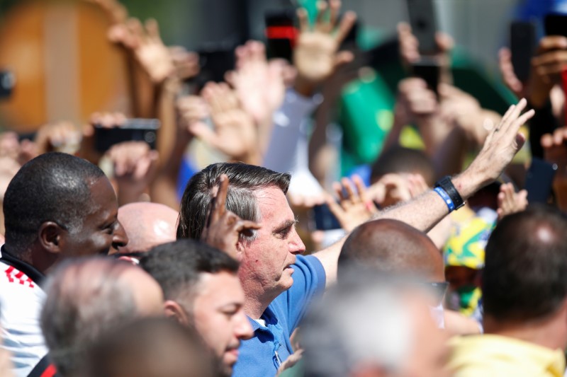 &copy; Reuters. Presidente Jair  Bolsonaro em meio a apoiadores durante manifestação em Brasília