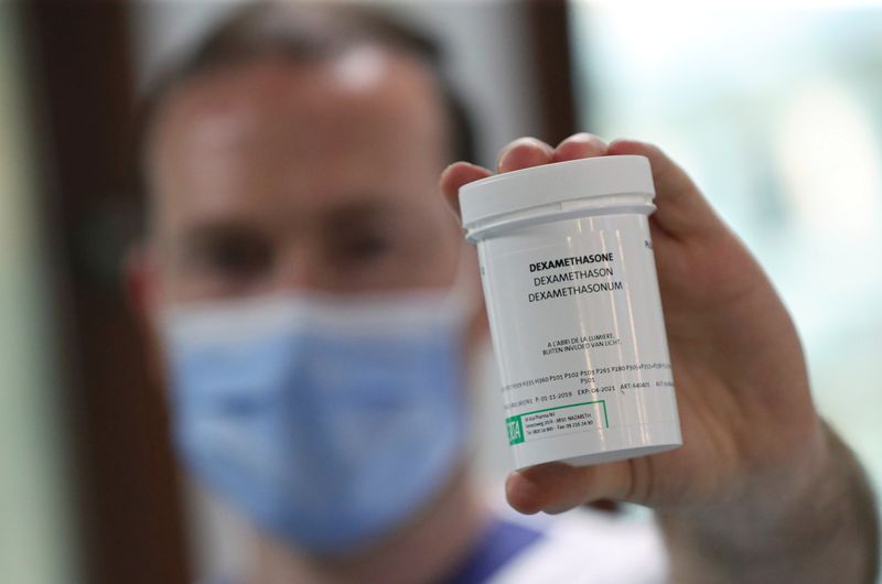 &copy; Reuters. Imagen de archivo de un farmacéutico mostrando un bote de dexametasona en el Hospital Erasme de Bruselas, Bélgica.
