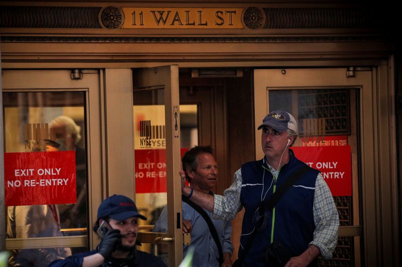&copy; Reuters. Трейдеры выходят из здания Нью-Йоркской фондовой биржи