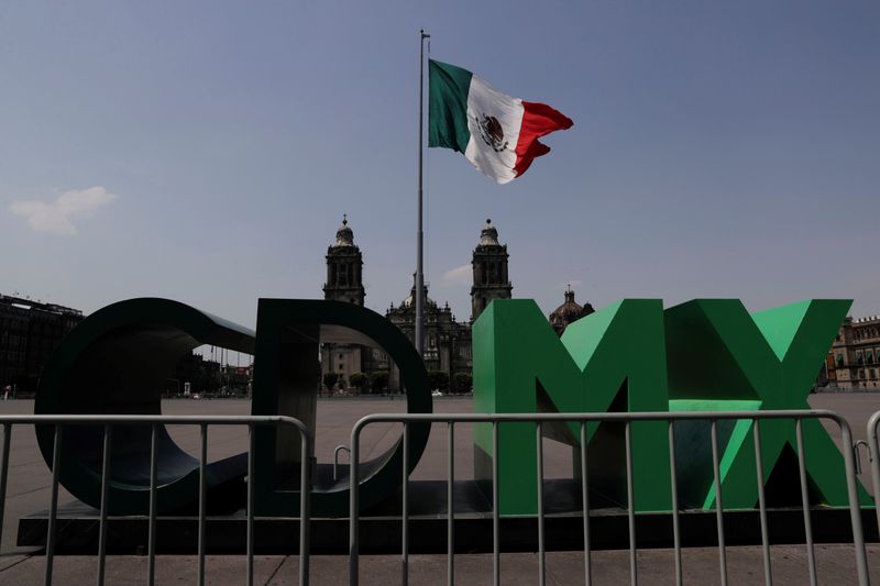 &copy; Reuters. Bandeira mexicana hasteada na capital do país