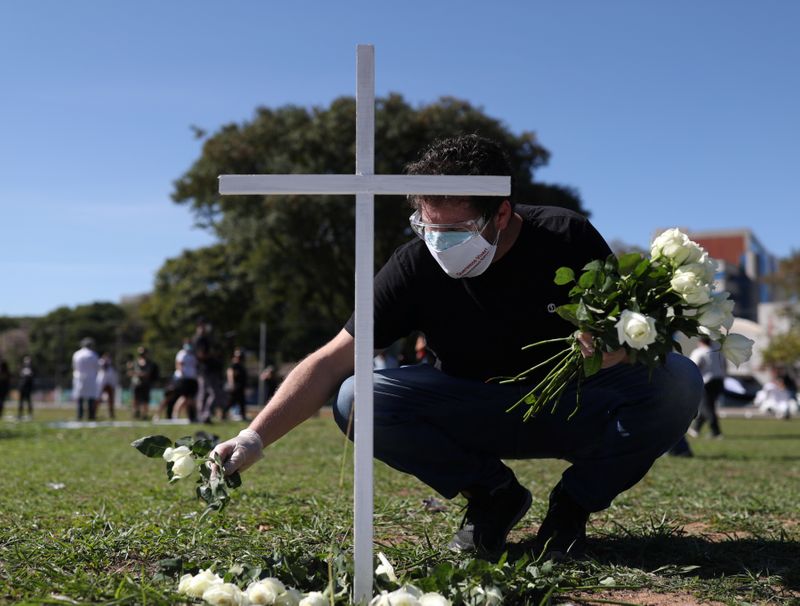 &copy; Reuters. Homenagem a profissionais de saúde que morreram de Covid-19 em São Paulo