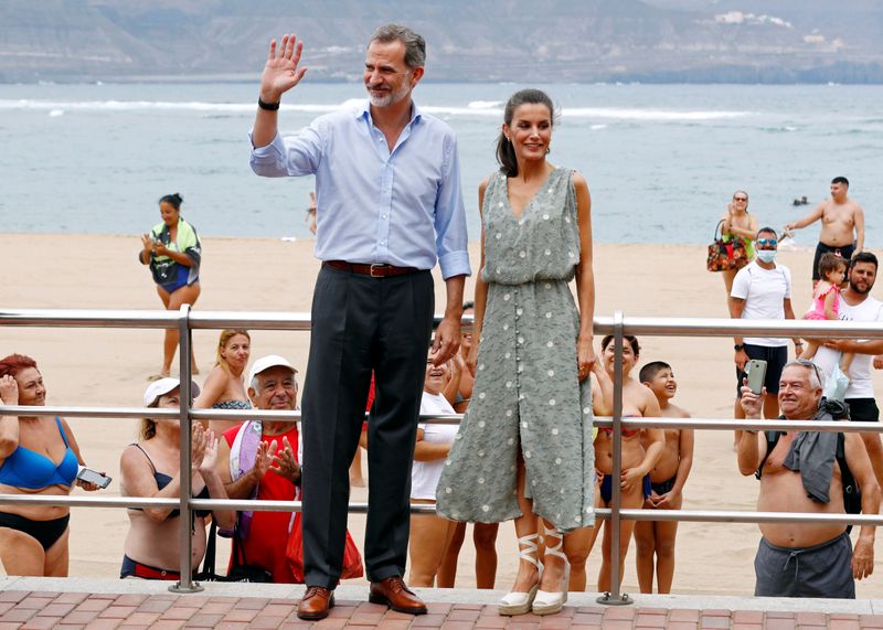 © Reuters. El rey Felipe y la reina Leticia en Las Palmas de Gran Canaria