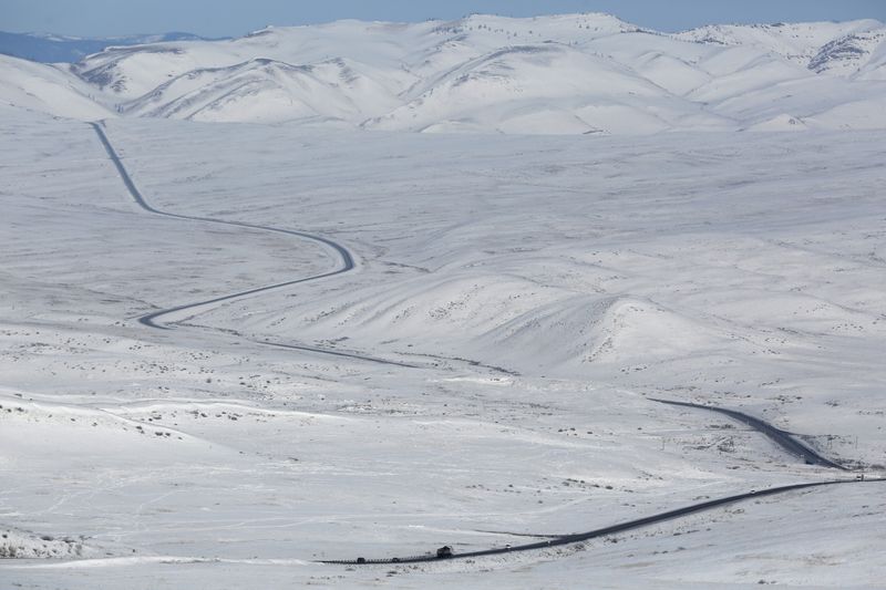 &copy; Reuters. Veículos se deslocam por rodovia nacional no sul da Sibéria