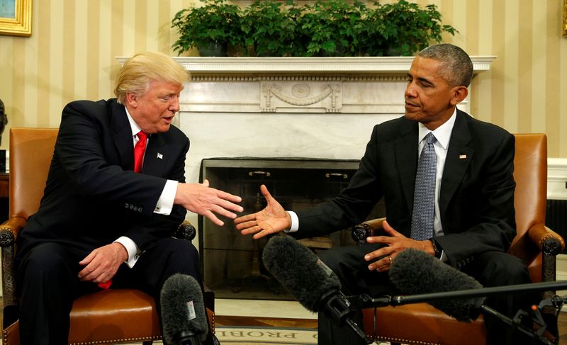 &copy; Reuters. FOTO DE ARCHIVO: El entonces presidente en funciones de Estados Unidos, Barack Obama, se reúne con el entonces presidente electo Donald Trump en la Oficina Oval de la Casa Blanca en Washington