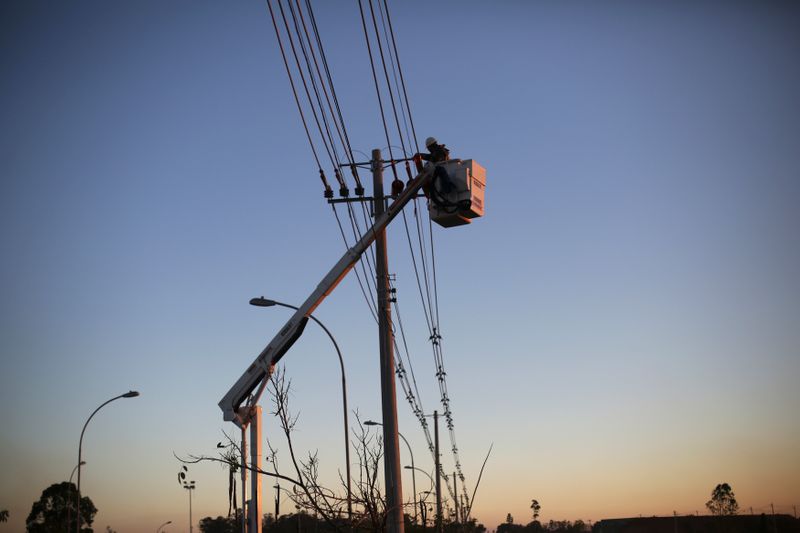 © Reuters. Técnicos trabalham em rede de distribuição de energia em Itu (SP)