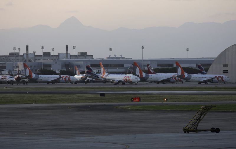 © Reuters. Aeronaves da Gol no aeroporto internacional do Galeão, no Rio de Janeiro
